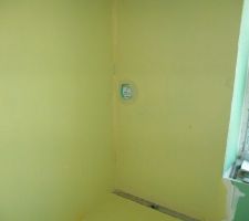 Emplacement de la future douche &agrave; l'italienne de jaune v&ecirc;tue (&eacute;tanch&eacute;it&eacute;)