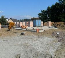 Le chantier est partiellement remblayé, les palettes de briques prêtes.