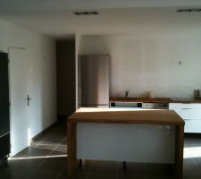 Plus tard la cr&eacute;dence et les plinthes de l'&icirc;lot central