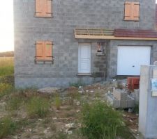 La maison était hors d'eau, maintenant, elle est hors d'air. Déception car le porche sur la photo n'est pas celui que l'on souhaitait !!!