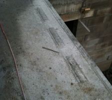 Nous voil&agrave; &agrave; l'&eacute;tage... D&eacute;but de l'&eacute;l&eacute;vation des murs. On aper&ccedil;oit les rupteurs de pont thermiques sans la dalle. Enfin, &agrave; cet endroit, ce sera un balcon.