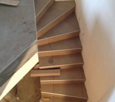 Enfin le carrelage sur l'escalier qui m&egrave;ne au sous-sol.