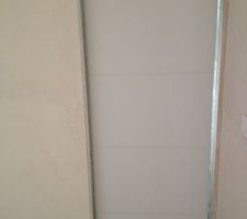 La porte coulissante scrigno entre la SDB du bas et le dressing.