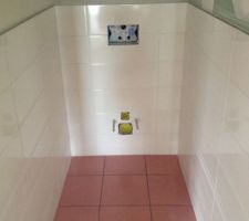 Faience WC haut. Un ami va nous poser des mosa&iuml;ques roses en listel de finition.