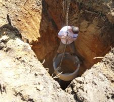 Mise en place de la 1ère buse de puits de l'évacuation des eaux en sortie de la microstation, 4.5m de profondeur