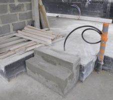 Marches dans le dégagement du rez-de-chaussée permettant l'accès au bureau et à notre suite parentale.