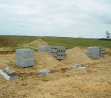 Enfin les parpaings et le sable pour le terre plein