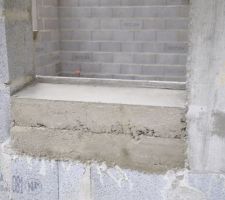 Appui de fenêtre de la petite fenêtre de notre chambre qui donnera sur la rue (à l'est).