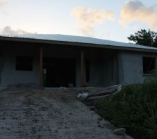 Charpente en bois tropical apparente sur terrasse