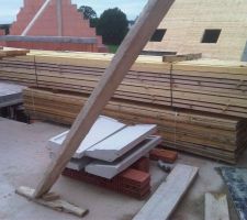 Arriv&eacute; de la charpente sur la dalle