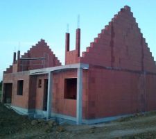 Lucarnes en cours de maçonnage et pignons terminés