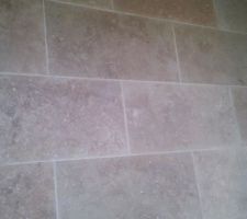 Carrelage travertin posé dans les salles de bain et wc