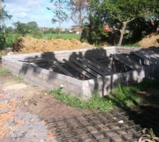 Le vide sanitaire terminé, maintenant c'est le début de l'armature pour faire la dalle.