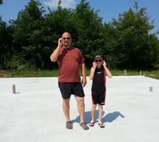 Le papa et le fils examine le terrassement!!!