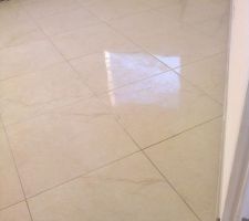 Chambre parents avec 3 carreaux à remettre!!