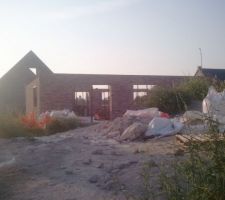 Au 08/07 rien à avancé .

On notera à 20h10 que malgré les constructions alentours le soleil atteint notre maison. Ça fait plaisir.