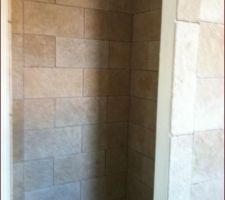 Mise en place douche en travertin