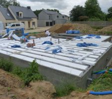 Photo de la pose des poutrelles et des hourdis en polystyrène n°9