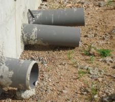 Dès le début des problèmes,ils coulent la chape,un tuyau qui remonte,normal pour une évacuation!!!!Ils nous prouvent quand même que l'eau coule,sur 40 cms c'est sur mais sur 4 ou 5 mètres,plus on va rajouter du tuyau,plus ca va remonter,et la depuis on attend!!!Des on va refaire,on va reprendre,mais toujours rien,surement normal puisque c'est nous qui allons installer la fosse,donc si après il y a des problèmes ils ne sont pas responsable!!!!