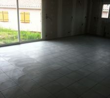 Carrelage terminé-vue du salon vers cuisine