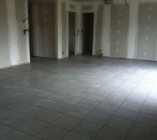 Vue de la cuisine vers salon-bureau