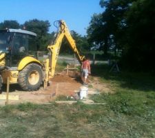 Effectivement avec une pelle et un seaux cela leur aurait pris plus de temps