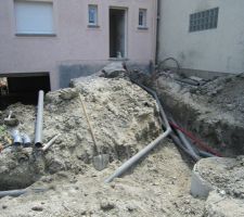 Les terrassiers ont creusé les tranchées et commencé la pose des gaines et évacuations.