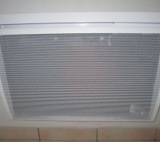 Un radiateur radiant Tresco Azuréo 1000w vu de face.