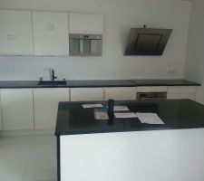 Plan de travail en granit   cr&eacute;dence. Ils ont poser un granit qui n'est pas ce lui command&eacute;, apr&egrave;s une attente de 3 mois (normalement pr&eacute;vu sur 4 semaines max) &eacute;videmment une r&eacute;f&eacute;rence nettement moins cher, donc il ne v&eacute;rifie pas la marchandise et ils ont oubli&eacute; la cr&eacute;dence (donc attente un mois de plus)