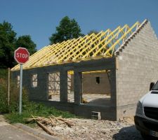 Aujourd'hui après avoir reçu l'appel d'un ami, je passe devant mon chantier... ça change d'allure ! hâte de voir la suite, même si le mois d'Août arrivant, je me doute que peu d'artisan vont venir travailler sur le chantier !