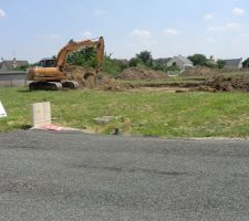 Pelleteuse en train d'effectuer le terrassement de notre future maison, aujourd'hui mercredi 10 juillet à 15 heures