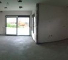 Vue panoramique du rez-de-chauss&eacute;e. De gauche a droite : entr&eacute;e, salon, s&eacute;jour et cuisine