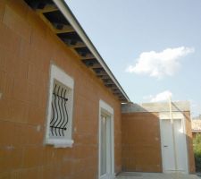 Préparation de l'habillage de toiture en PVC (esthétique et protection contre l'intrusion des oiseaux et des insectes).