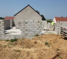 C&ocirc;t&eacute; pignon donnant vu sur le futur garage