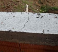 Fissure dans le seuil qui supportera l'appui de fenêtre... il fait trop chaud surement.