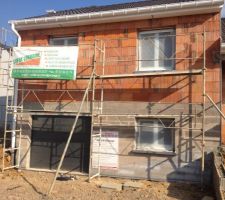 Et voila en y allant ce soir surprise l'echafaudage
Etait la ...
Demain façade et prise des mesures pour la cuisine ..
Sa avance :-)))