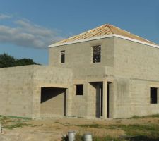 Façade nord de la maison... Avec la charpente !
Toit en pointe de diamant sur la partie à étage, et faible pente sur le garage.