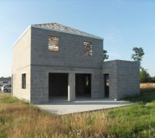 Façade sud de la maison, avec la charpente : Pointe de diamant sur la partie à étage, et faible pente au niveau de la cuisine (sur la droite de la photo)