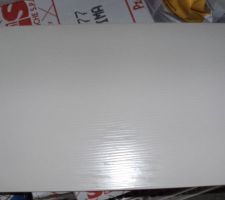 Fa&iuml;ence salle de bains &eacute;cru et il y a le coordonn&eacute;e couleur caf&eacute;.