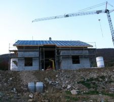 Une vue de la facade sud depuis le bas du talus. Il sera soutenu par un empierrement pour avoir 1.5m de plat en plus devant la facade sud pour arriver &agrave; 5m au total