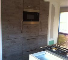 Armoires murales (frigo-micro ondes-rangements)
effet d'optique, les armoires sont de mêmes tailles