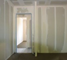 Chambre de ma fille avec vue sur le couloir carrelé !