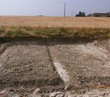 Voici la photo du terrassement de notre ecoplus elle est en bordure de terrain car le champ derrière ne nous appartient pas.c'est le coté pignon gauche