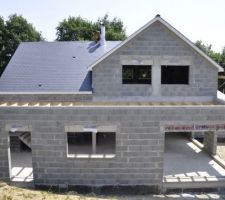 Faîtage du garage en cours de finition. La fin de la couverture est proche !