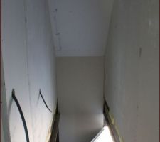 Le placo de l'étage est presque terminé - trémie d'escalier
