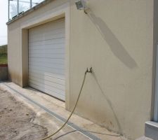 Pose des caniveaux et d'un muret de protection en cas d'orages!