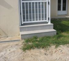 Prochaine étape, pose de pavés devant l'escalier