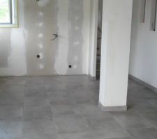 Coté cuisine: Carrelage HDC corus gris posé !