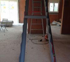 Pose de l'escalier en cours: soudure des barres transversales