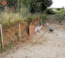 Préparation du terrain pour la fondation du mur de soutènement